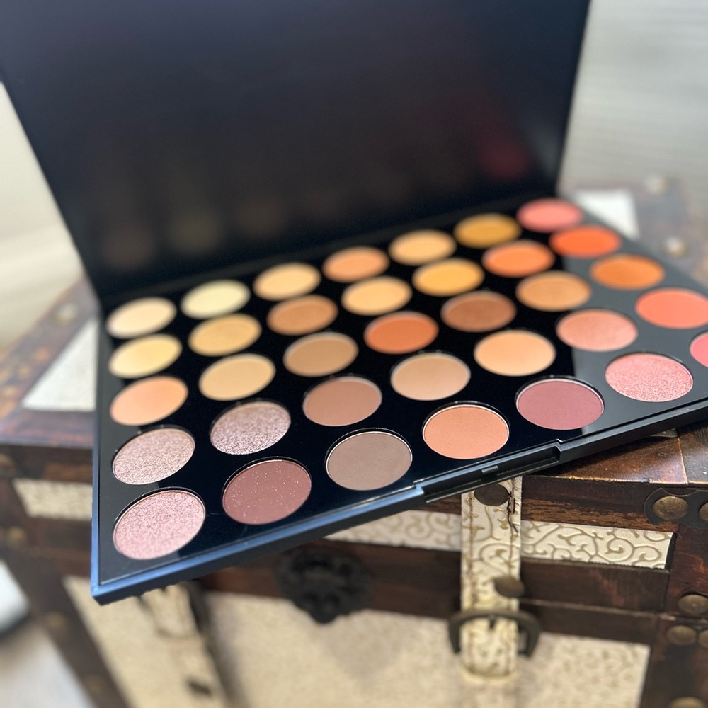 Morphe Eyeshadow Palette with Rich Earthy Tones